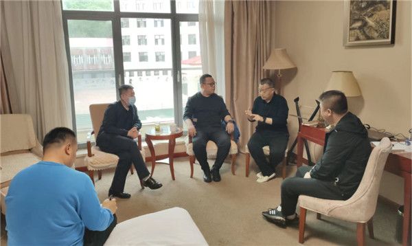 山東科技大學(xué)實(shí)用礦山壓力研究中心主任石永奎教授、郝建博士應(yīng)邀赴龍煤雙鴨山礦業(yè)集團(tuán)進(jìn)行技術(shù)交流